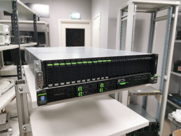 Fujitsu Primergy RX200 S8 ja Fujitsu kettamassiiv DX100 S3